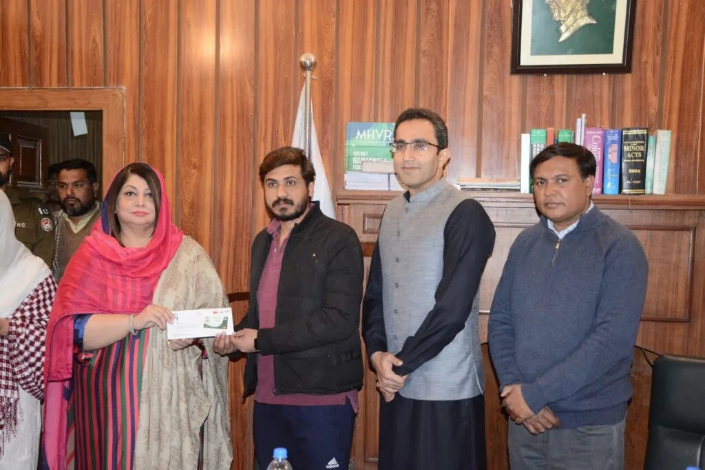 Deputy Commissioner Gujranwala Naveed Ahmad, Assistant Commissioner City Ms. Iqra Mubeen Gondhal, and
Mrs. Shazia Farid on behalf of her father Peer Ghulam Farid gave a minority card to the minority cardholder of her Constituency.