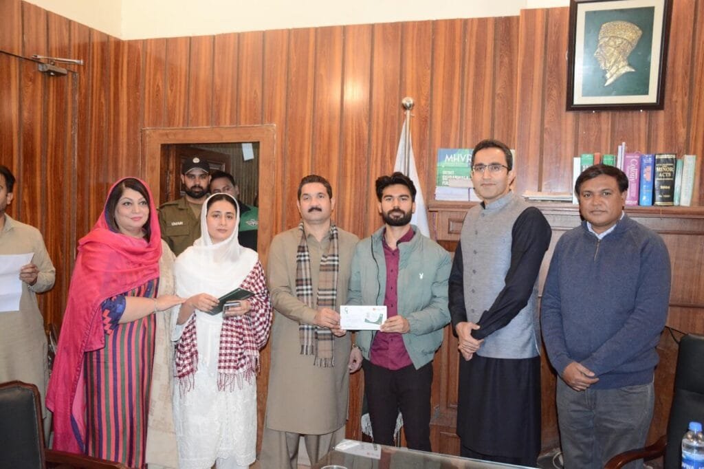Moreover, Mr. Umer Farooq Dar (MAP) distributed the minority card to a
Christian member of his balloters.