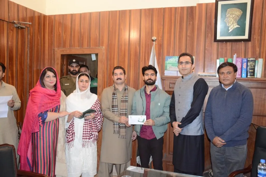 Moreover, Mr. Umer Farooq Dar (MAP) distributed the minority card to a
Christian member of his balloters.